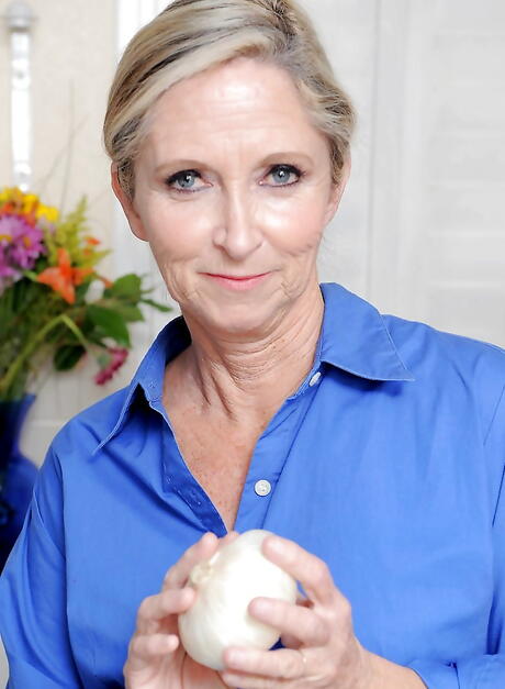 Stunning american older Annabelle Brady reveals big boobs and cute pussy in shower